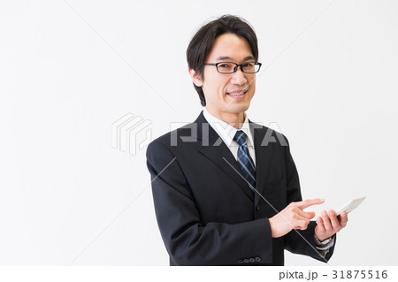 電卓を持つ男性 ビジネス 電卓を持つ男性 ビジネス 31875516
