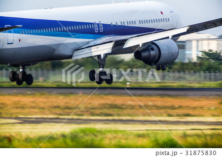 着陸する旅客機（仙台空港） 31875830