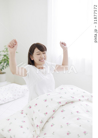 伸びをする女性 伸びをする女性 31877572