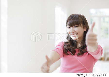親指を立てたポーズをとる女性 31877711