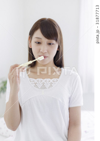 歯ブラシを持つ女性 31877713
