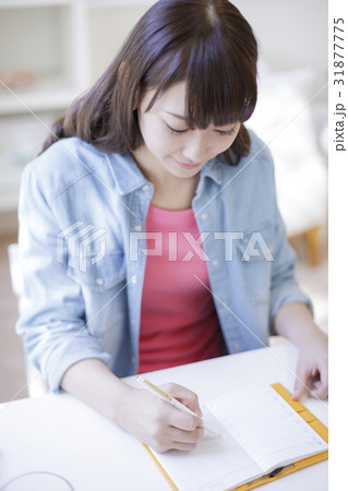 手帳に書く女性 31877775