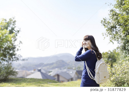 振り返る女性 振り返る女性 31877829