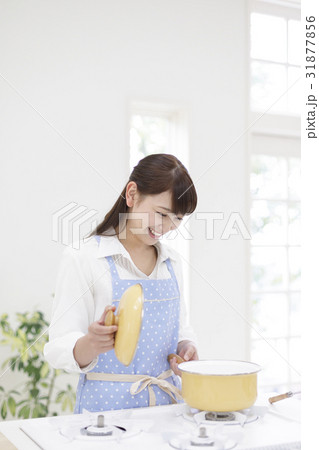 鍋のふたを開ける女性 31877856