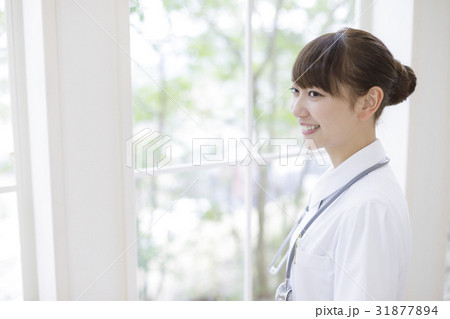 微笑む看護師 31877894
