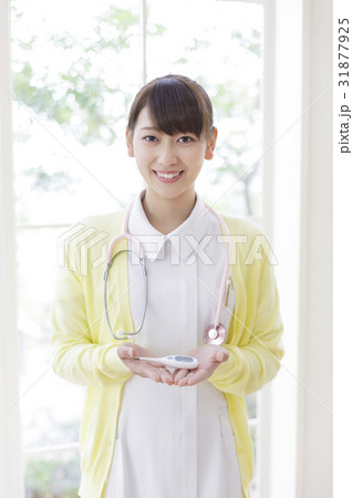 体温計を差し出す看護師 体温計を差し出す看護師 31877925