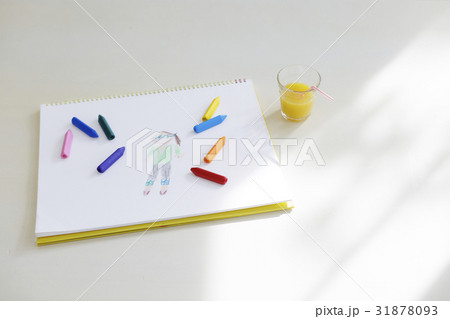 画用紙に描かれた絵とクレヨン 31878093