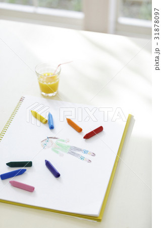 画用紙に描かれた絵とクレヨン 画用紙に描かれた絵とクレヨン 31878097