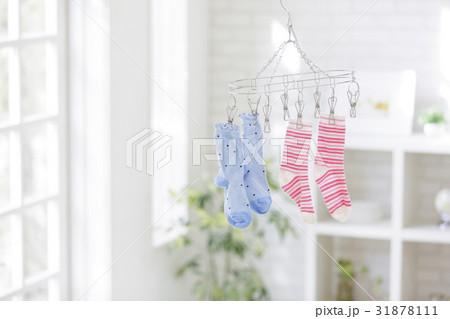 洗濯バサミに吊るされた靴下 洗濯バサミに吊るされた靴下 31878111
