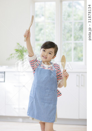 フォークとスプーンを持つ女の子 31878134