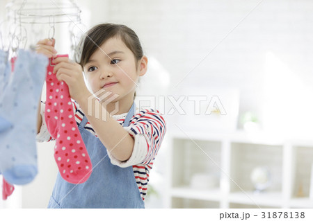 洗濯物を干す女の子 31878138