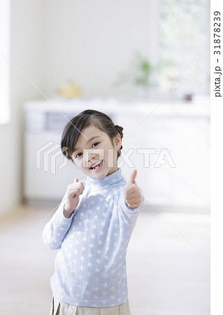 ポーズをする女の子 ポーズをする女の子 31878239