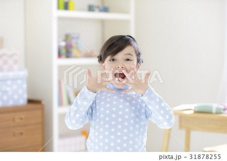 驚き顔の女の子 31878255