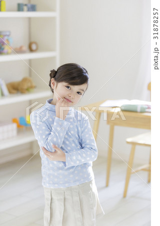 頬杖をした女の子 31878257