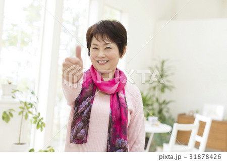 親指を立てる女性 親指を立てる女性 31878426