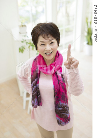 人さし指を立てる女性 人さし指を立てる女性 31878432