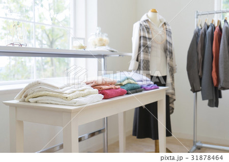 店内に置かれた洋服 店内に置かれた洋服 31878464