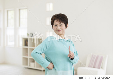 人さし指を立てる女性 人さし指を立てる女性 31878562