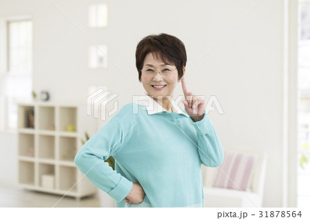 人さし指を立てる女性 31878564