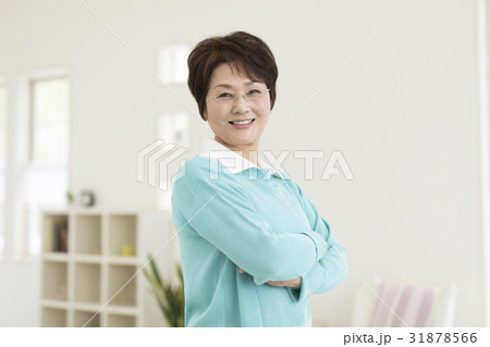 腕組みする女性 31878566