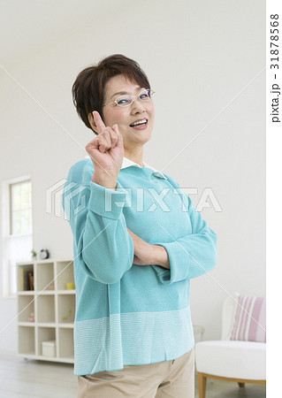 人さし指を立てる女性 31878568