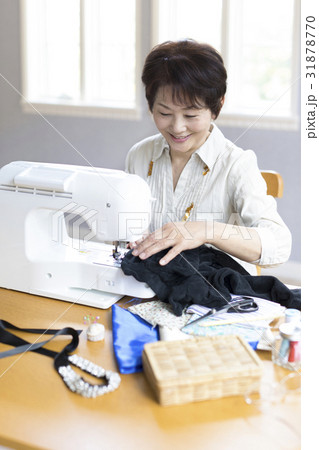 ミシンをかける女性 ミシンをかける女性 31878770