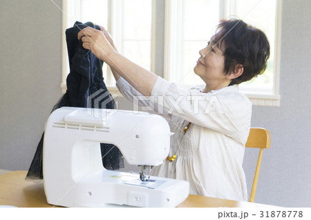 衣服を持つ女性 衣服を持つ女性 31878778