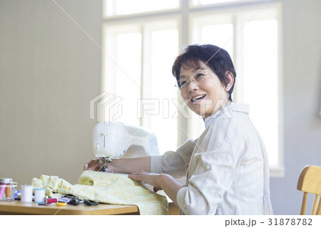ミシンをかける女性 ミシンをかける女性 31878782