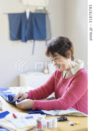 裁縫をする女性 31878785