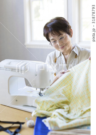 ミシンをかける女性 31878793