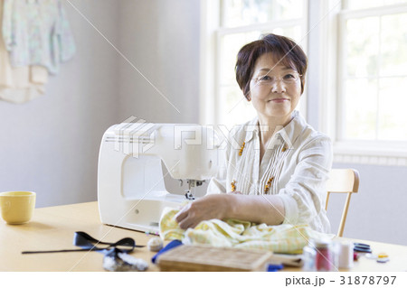 ミシンをかける女性 31878797