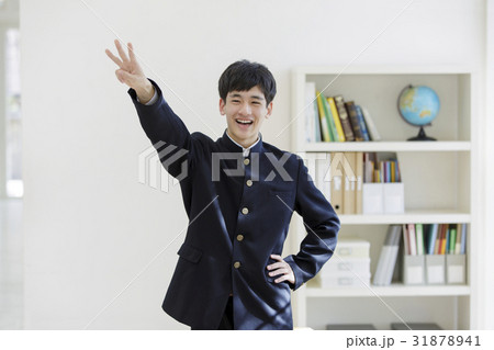手を挙げる男子高校生 31878941