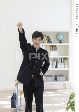 ガッツポーズをする男子高校生 ガッツポーズをする男子高校生 31878943