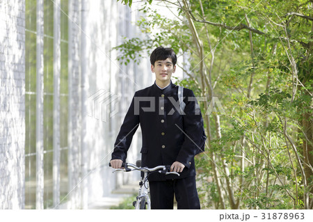 自転車のハンドルを持つ男子高校生の写真素材 [31878963] - PIXTA