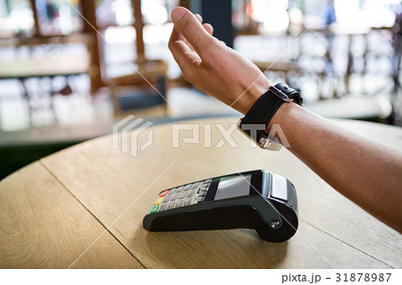 Man using smart watch to express pay in coffee shop 31878987