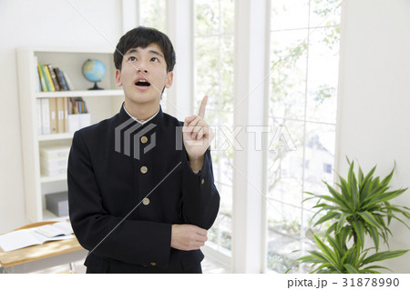指を指す男子高校生 31878990