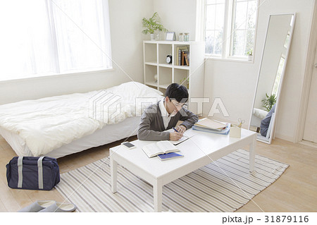 部屋で勉強する男子高校生の写真素材