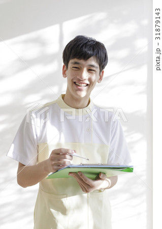 ファイルを持つ白衣の男性 31879143