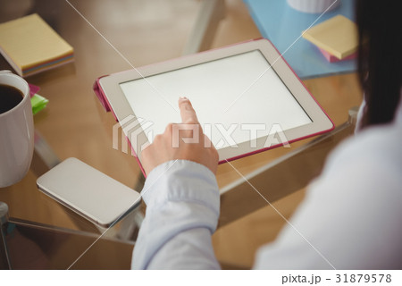 Close up of woman using tablet Close up of woman using tablet 31879578