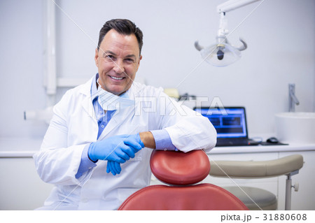 Portrait of smiling dentist 31880608