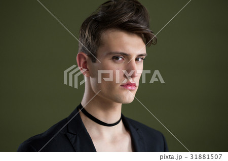 Androgynous man looking at camera Androgynous man looking at camera 31881507