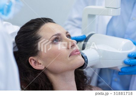Dentist taking x-ray of patients teeth 31881718