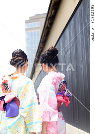 夏のイメージ　祭りに向かう浴衣姿の若い女性 31882195