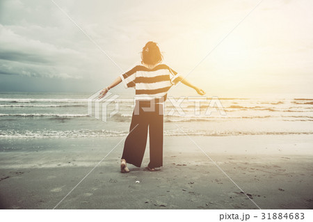 Women freedom single travel concept Women freedom single travel concept 31884683