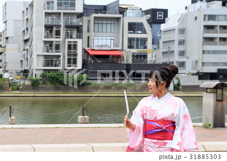 夏のイメージ 祭りを待つ浴衣姿の若い女性 夏のイメージ 祭りを待つ浴衣姿の若い女性 31885303