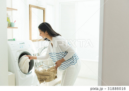 家事をする女性 31886016