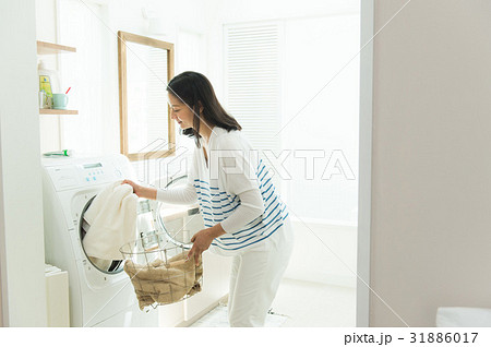 家事をする女性 家事をする女性 31886017