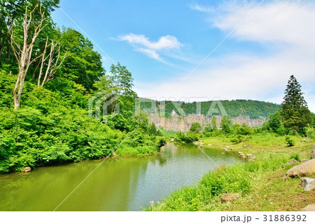 新緑に包まれる苗場山麓ジオパーク 津南見玉公園風景の写真素材 新緑に包まれる苗場山麓ジオパーク 津南見玉公園風景の写真素材
