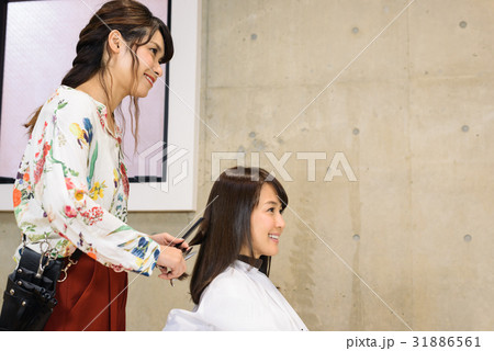 若い女性美容師と女性客 31886561