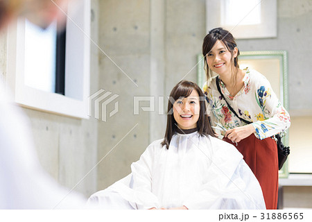 若い女性美容師と女性客 31886565